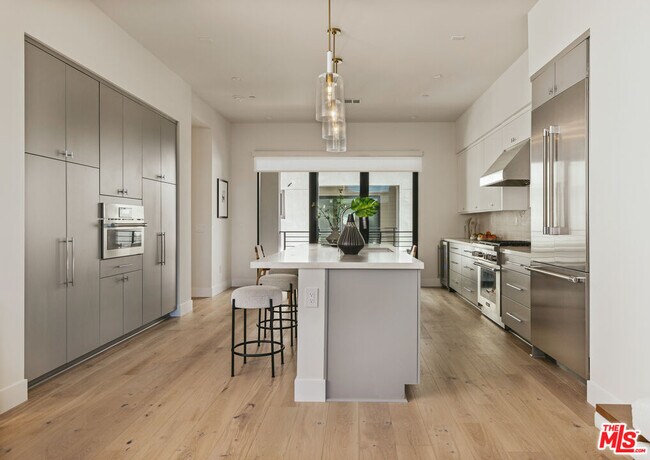 Photo - 3218 S Barrington Ave