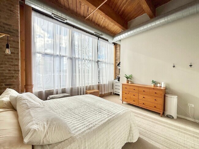 Photo - 1040 W Adams St