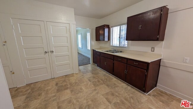 Photo - 1155 W 39th St