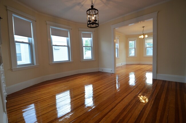 Photo - 39 Montfern Ave Unit 3