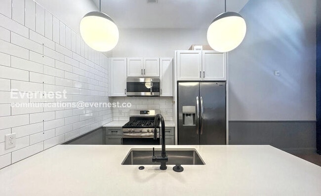 Building Photo - 2212 Morris Ave Unit Apartment 208