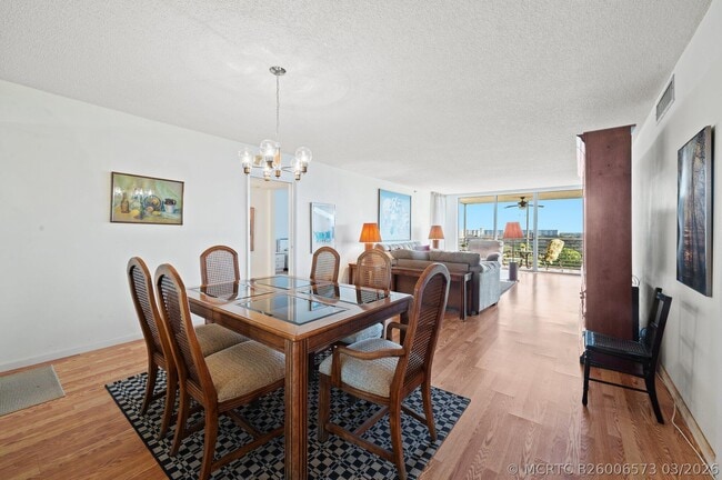 Building Photo - 3520 Oaks Way Unit 903