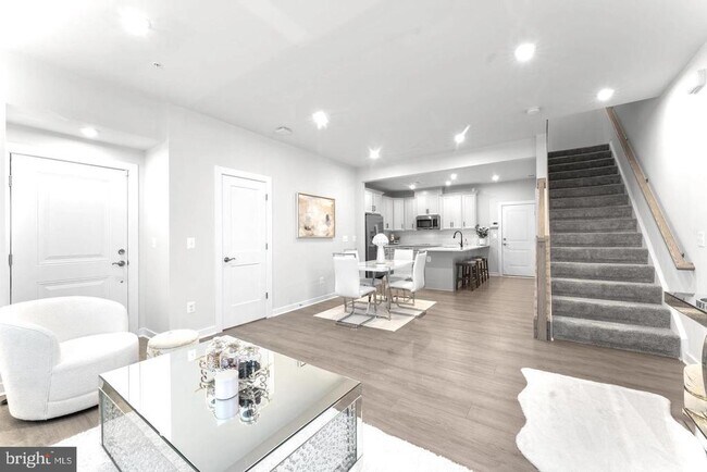 Photo - 43785 Transit Sq