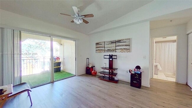 Photo - 2451 Centergate Dr Unidad 304