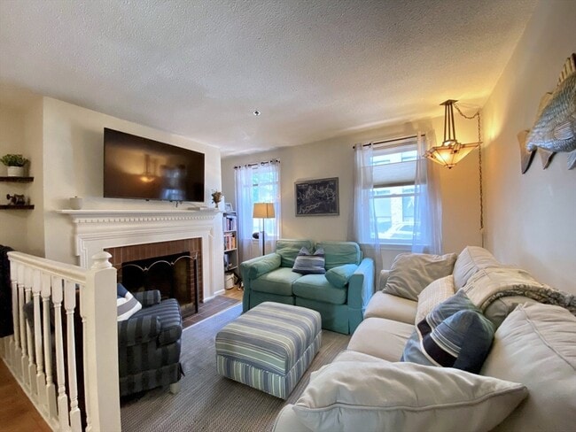 Building Photo - 15 Henley St Unit B Rental