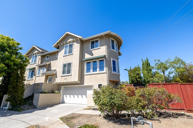 Building Photo - 7335 Rainbow Dr