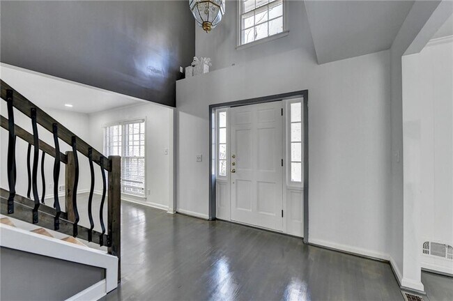 Photo - 525 Abernathy Rd NE