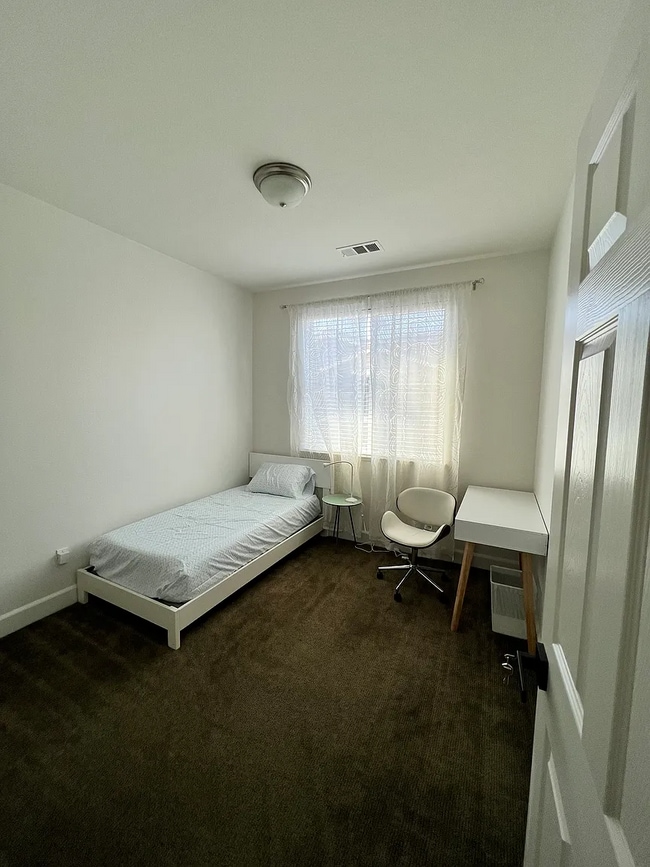 Room #1 (99 sq ft) - 329 Williams Way Rental