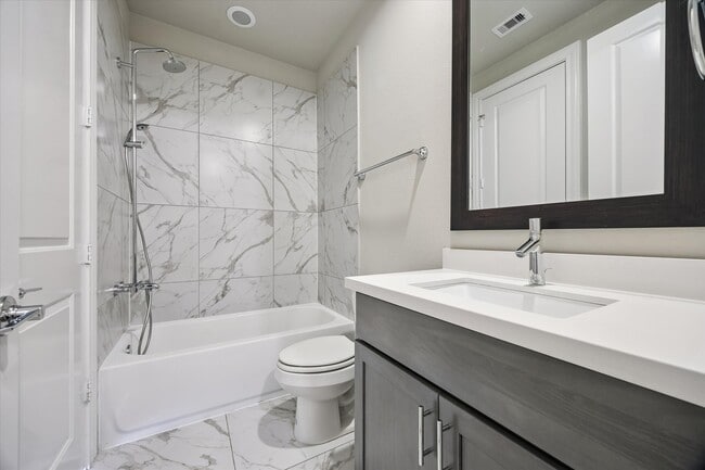 Photo - 2016 Covent Garden Station