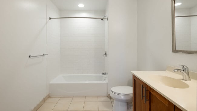 Baño con piso de superficie dura