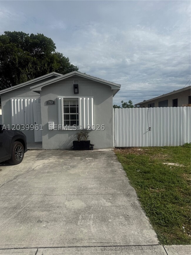 Photo - 713 NW 4th St