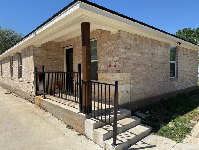 Building Photo - Updated Private Duplex