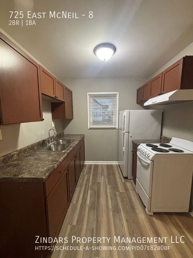 Building Photo - 725 East McNeil-8 Unit 8