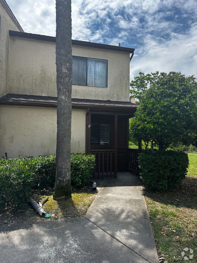 Building Photo - "Coastal Comfort: Spacious 2-Bed, 2-Bath C... Unit 9F Rental