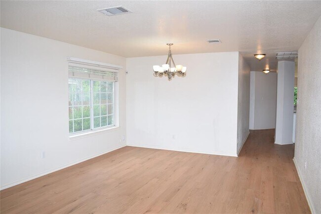 Photo - 2418 Willow Way