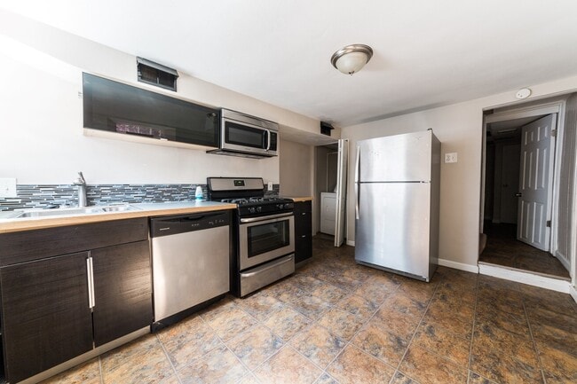 Photo - AVAILABLE JUNE 2026 - 3 Bedroom Home in Prime MT. WASHINGTON Location!