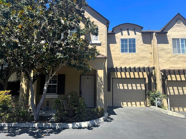 Building Photo - Two story, three-bedroom home in Burgundy Hills Unit 1