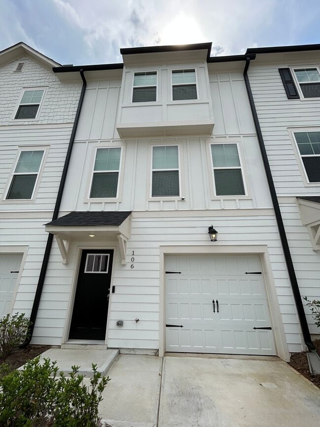 Building Photo - Rare and Well Done Rental