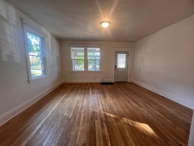 Photo - 845 Capen St NE