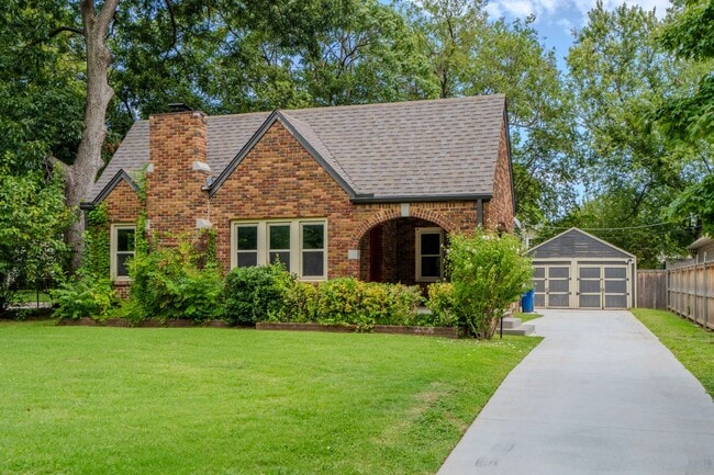 Building Photo - Completely remodeled like new Gingerbread midtown cottage with gleaming hardwoods, converted from...