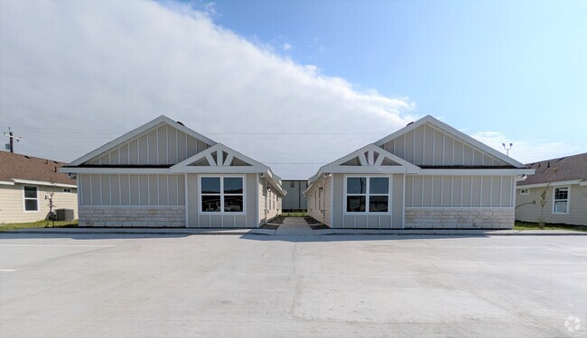 Building Photo - 2209 Multi National Unit #B Rental