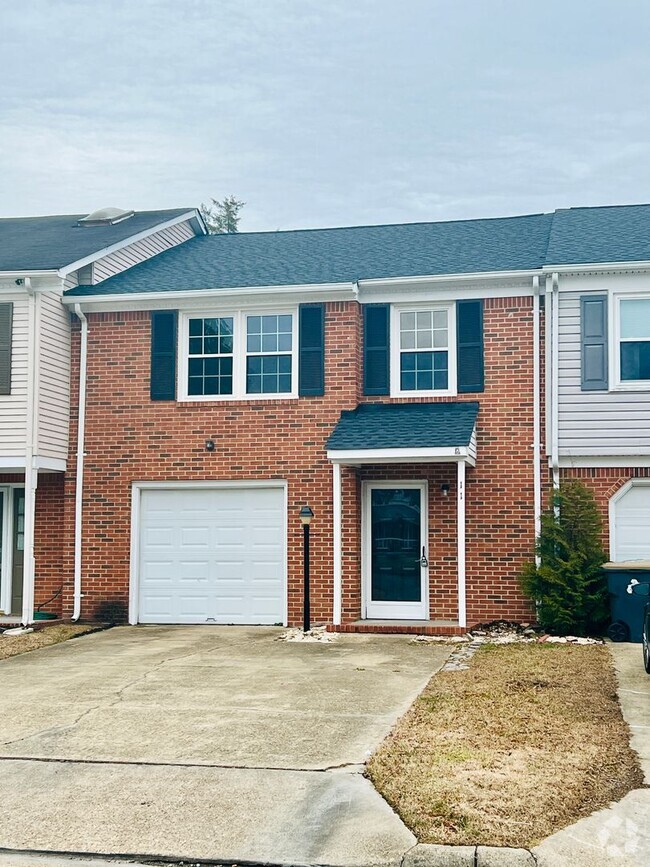 Building Photo - Townhome in Poquoson