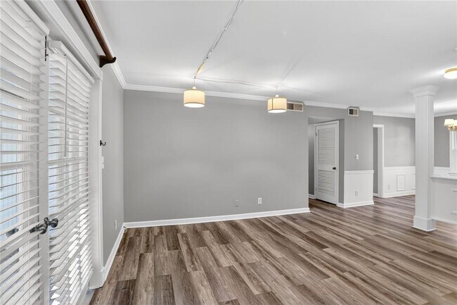 Photo - 80 Montre Square NW