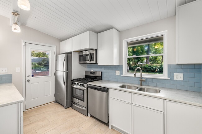 Photo - 1185 Oakfield Dr SE