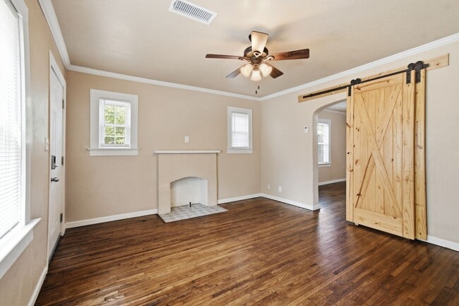 Photo - 1633 E 8th St Unit 1633