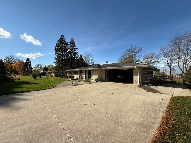 Photo - Charming Single Family Home in Brookfield - FIRST MONTH RENT HALF OFF!