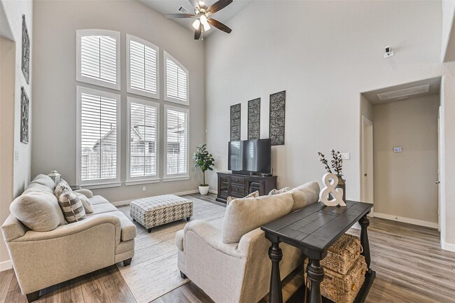 Photo - 18407 Kilbowie Pl