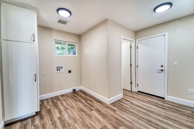 Photo - Spacious 4-Bedroom Home with Modern Amenit...