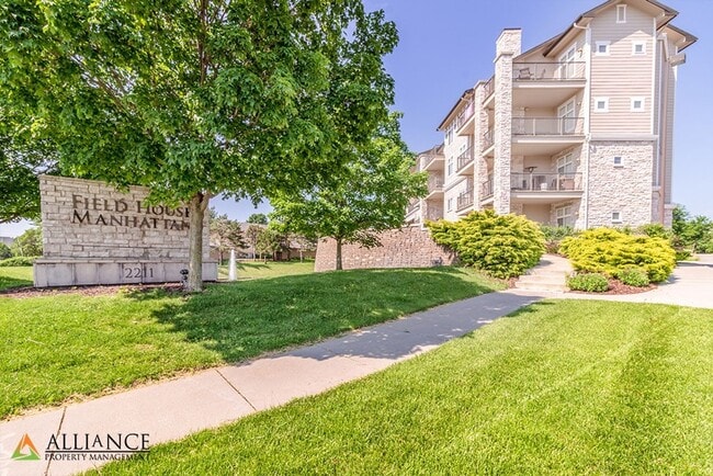 Building Photo - Great Location!