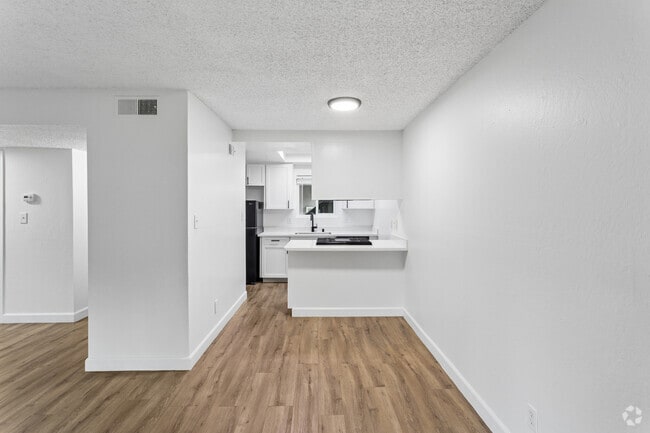 2BR, 1BA - 831SF - Dining Area