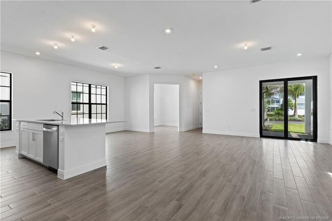 Photo - 870 SW Newfield Ave
