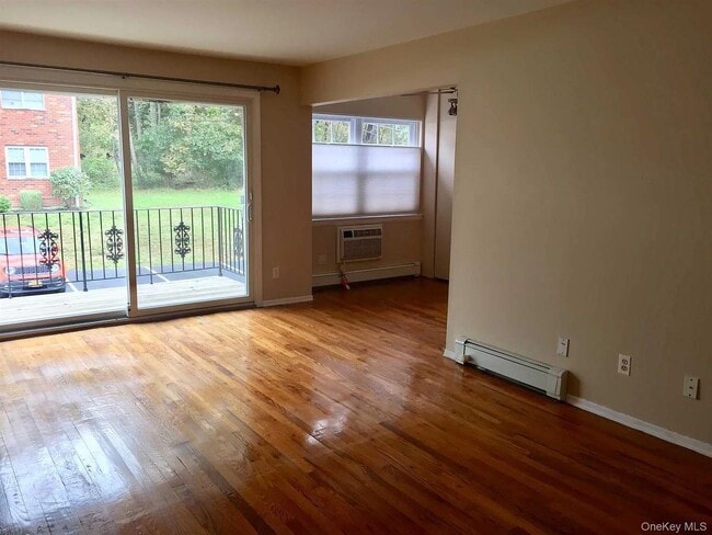 Photo - 8 Colonial Rd Unit 0