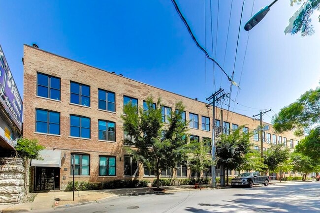 Building Photo - 1760 W Wrightwood Ave Unit 102