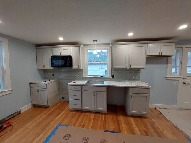 Building Photo - 1 Dunklee St Unit 1 Dunklee St Rental