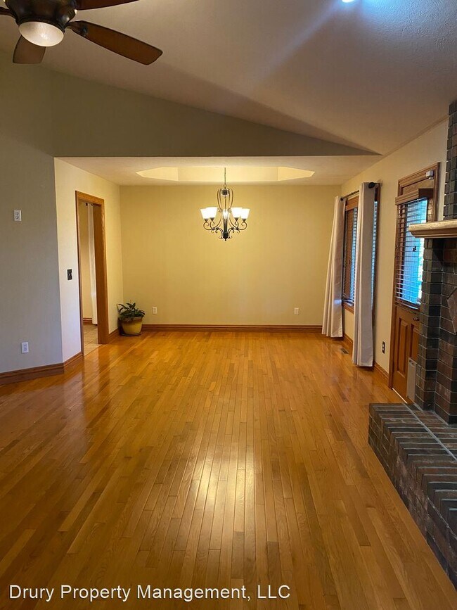 Photo - 5 br, 3 bath House - 1301 W. Swallow Street