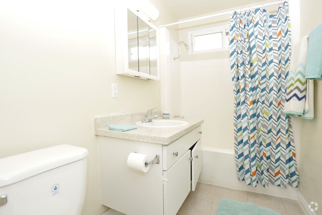 2BR, 1BA - 900 SF
