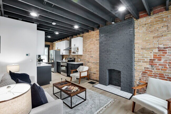 Photo - 1010 Bruck St