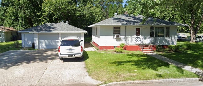 Building Photo - Cozy Home with Double Stall Garage