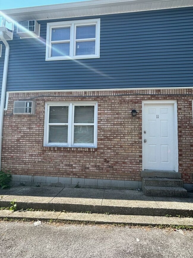 Building Photo - FIRST MONTH HALF OFF - 2 Bedroom in Versailles Unit 11