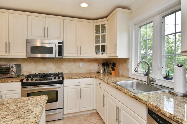 Photo - 461B 5th St