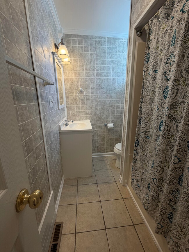 Building Photo - 209 Kingsley Rd