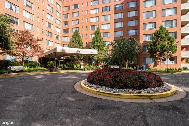 Building Photo - 1111 Arlington Blvd Unit 317