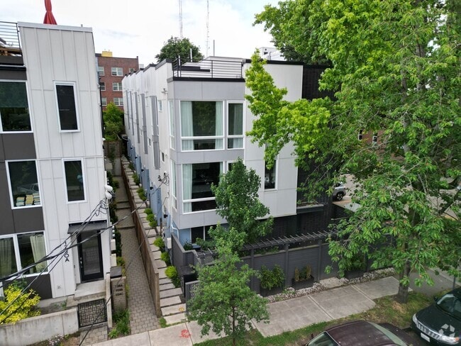 Building Photo - 2Bd/1.75Ba Seattle Townhouse