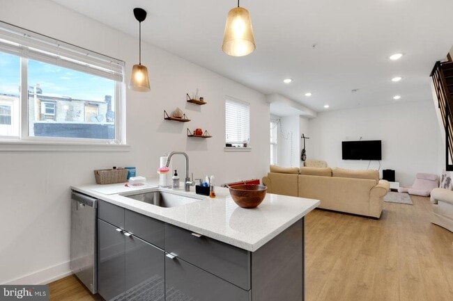 Photo - 1341 N Marston St Unit 4