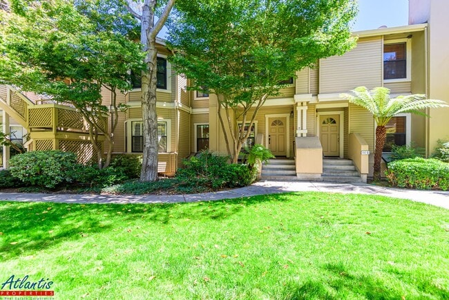 Building Photo - Gorgeous Townhouse | Remodeled | Desirable Location
