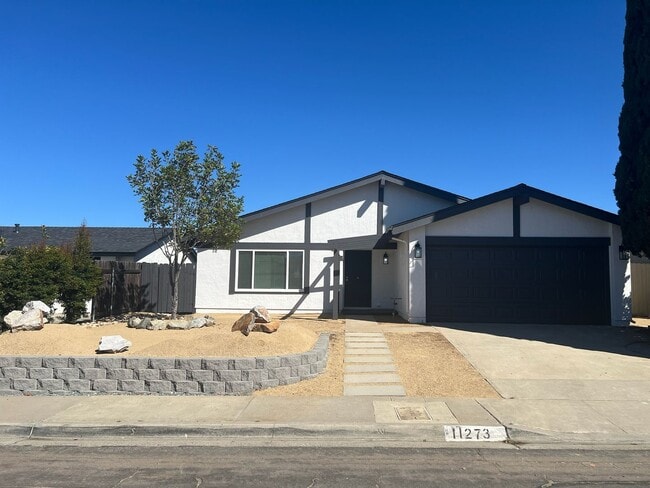 Building Photo - Newly renovated Beauty!